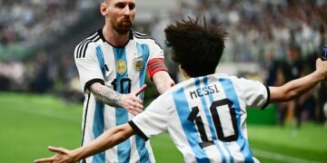 Todo por un abrazo: un hincha chino entró durante el partido para saludar a Messi