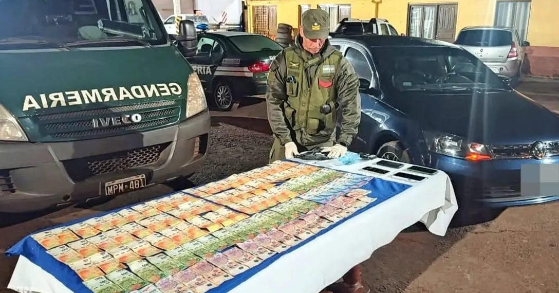 Incautan  marihuana, cocaína y dinero en efectivo en un control vial