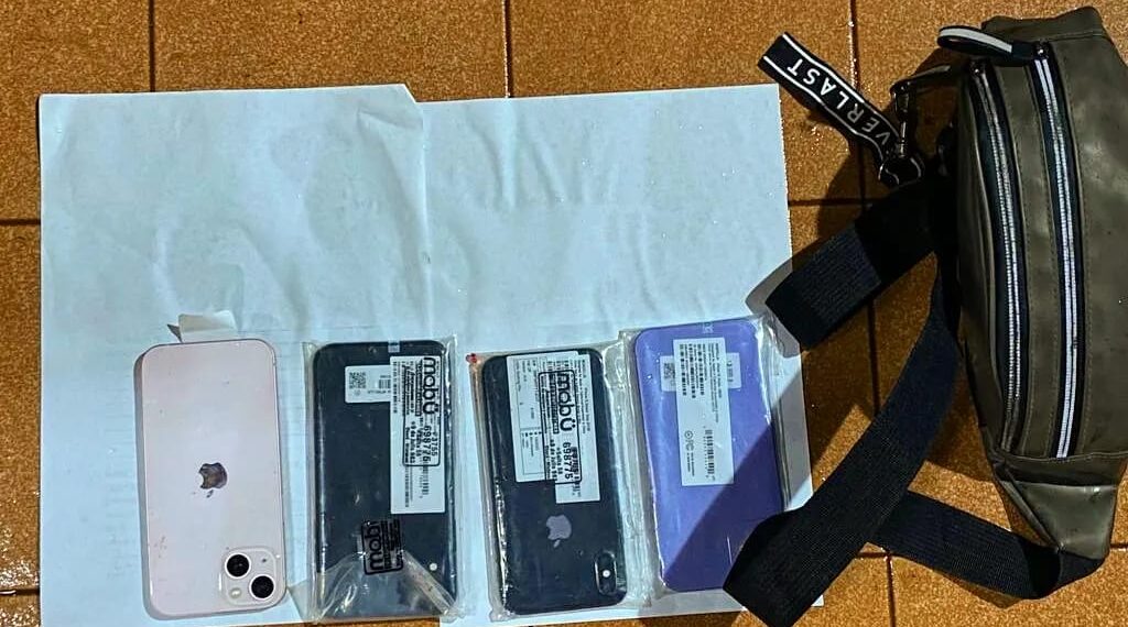 Detuvieron a un ladrón que robó 4 Iphones tras romper una vidriera y ocultarse en un basurero