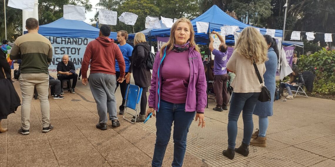 Docentes en lucha acampan frente a Casa de Gobierno, en Posadas