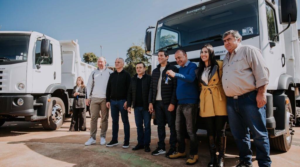 Entregan camiones volcadores para fortalecer el equipamiento vial en municipios de Misiones