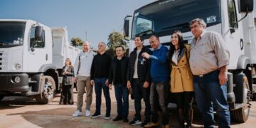 Entregan camiones volcadores para fortalecer el equipamiento vial en municipios de Misiones