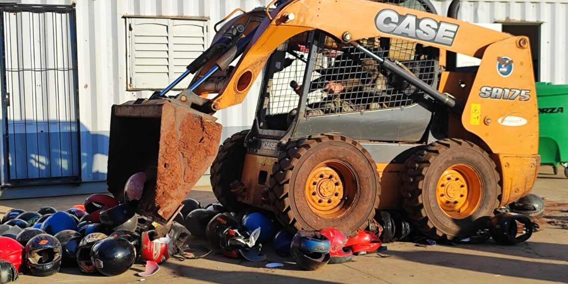 Seguridad vial: Realizan compactación de cascos usados