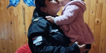 Una Sargento de Policía le salvó la vida a una beba que no podía respirar