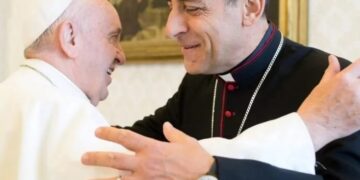 El papa Francisco nombró a un arzobispo argentino al frente del ministerio más importante del Vaticano