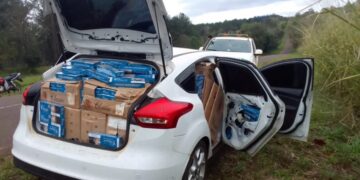 Atropelló a motociclista en un auto robado cargado con 11.000 paquetes de cigarrillos de contrabando