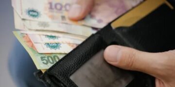 Salarios: uno por uno, los trabajadores que cobrarán aumentos de sueldo y bonos en agosto