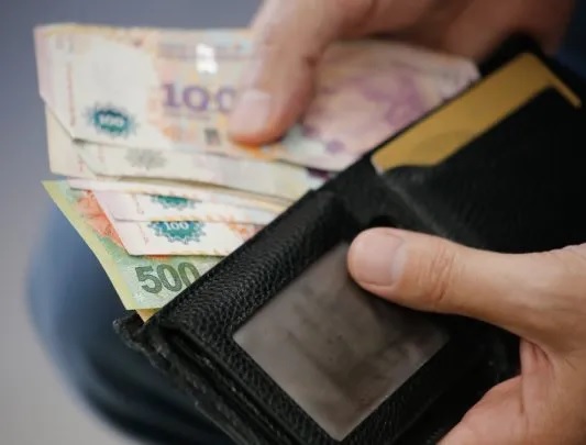 Salarios: uno por uno, los trabajadores que cobrarán aumentos de sueldo y bonos en agosto