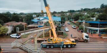 Travesía Urbana: desmontaron el puente peatonal de Gobernador Roca