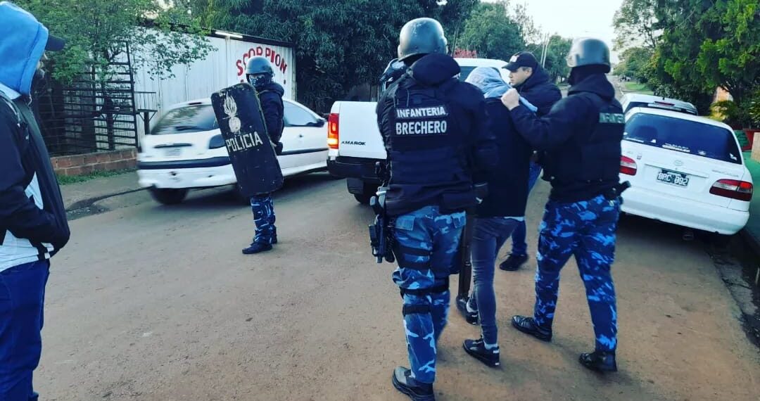 Agentes encubiertos atraparon al líder de una banda de roba motos