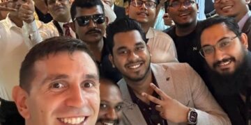“Dibu” Martínez viajó a Bangladesh y revolucionó a los fans de la Selección