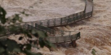 Cataratas: Por crecida del río Iguazú, cerraron el circuito de la Garganta de Diablo