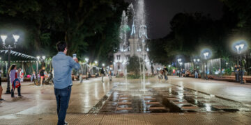 Aguas danzantes e iluminación resaltan el encanto de la Plaza 9 de Julio