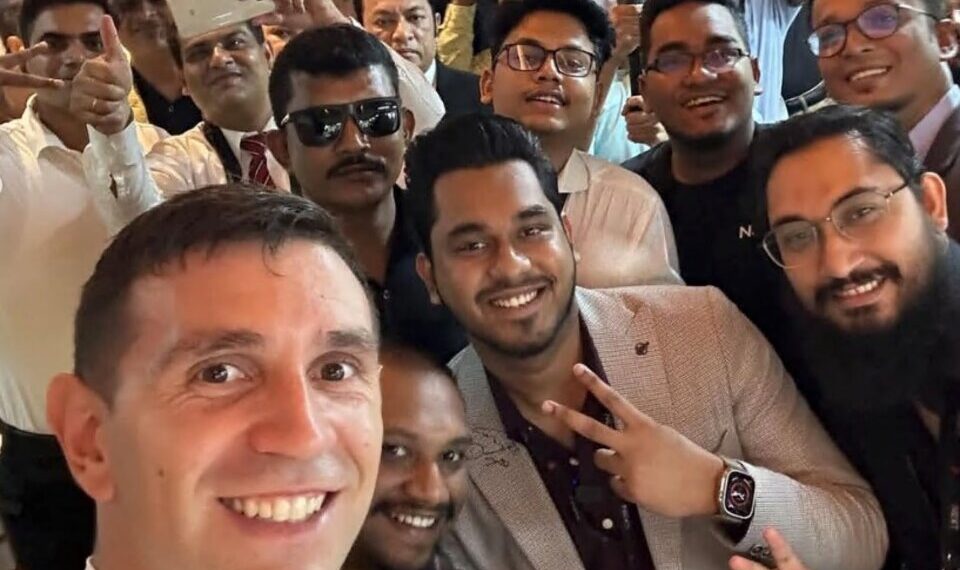 “Dibu” Martínez viajó a Bangladesh y revolucionó a los fans de la Selección