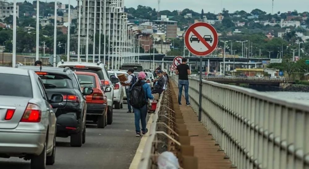 Desde este jueves prohibirán la «carga estática» en el puente San Roque González de Santa Cruz