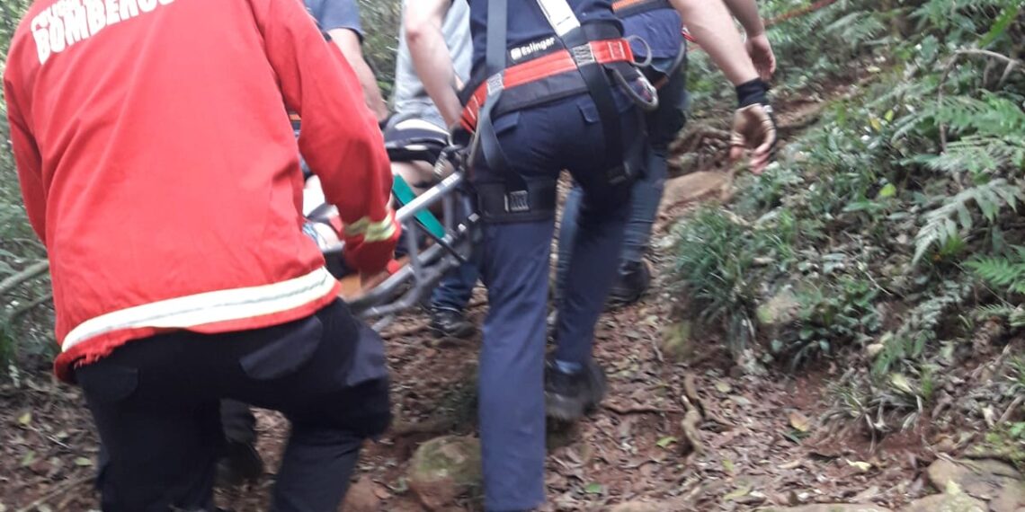 Bomberos de la Policía rescataron a una turista en el Salto “La Olla” de A. del Valle