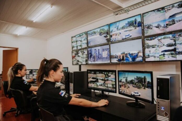 Cámaras lectoras del 911 detectaron un vehículo robado que circulaba con patentes falsas