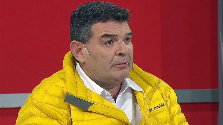 Todo por un voto: candidato regala 100 dólares diarios hasta las PASO