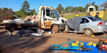 Una mujer falleció tras un choque entre un automóvil y un camión