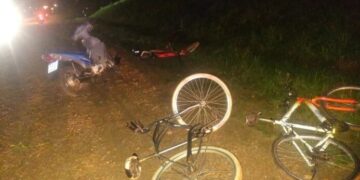 Varios lesionados en choque entre una moto y tres bicicletas