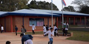 Tras el receso invernal, unos 400 mil alumnos retoman las clases hoy