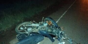 Dos fallecidos en choque frontal entre un auto y una moto en Santa Ana