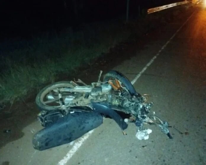 Dos fallecidos en choque frontal entre un auto y una moto en Santa Ana