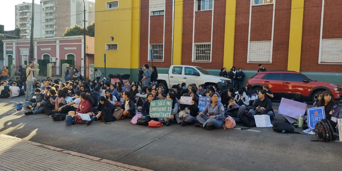Alumnos de la Epet 2 de Posadas realizan una sentada para reclamar mejoras edilicias