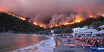 Continúan los incendios en Grecia: ahora el fuego amenaza una zona industrial