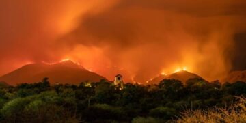 Córdoba: sigue la lucha contra el fuego en el cerro Uritorco