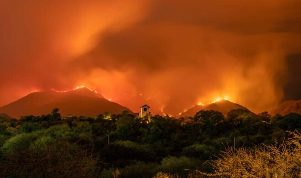 Córdoba: sigue la lucha contra el fuego en el cerro Uritorco