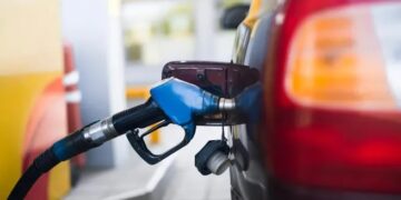 Gobierno y petroleras acuerdan congelar precios de combustibles hasta el 31 de octubre