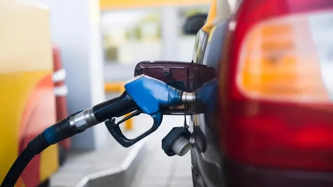 Gobierno y petroleras acuerdan congelar precios de combustibles hasta el 31 de octubre