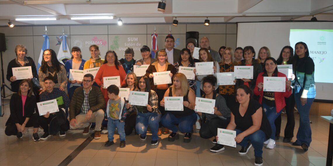 Curso de Bordado Semi-Industrial: Entregaron certificados de finalización