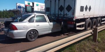 Posadas: Un lesionado en choque entre un auto y un camión en el By Pass