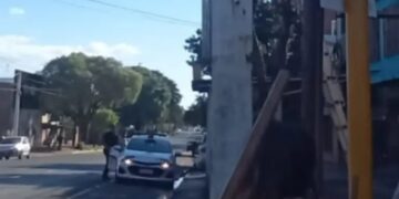 Murió electrocutado un operario de una empresa privada cuando colocaba un cartel de publicidad