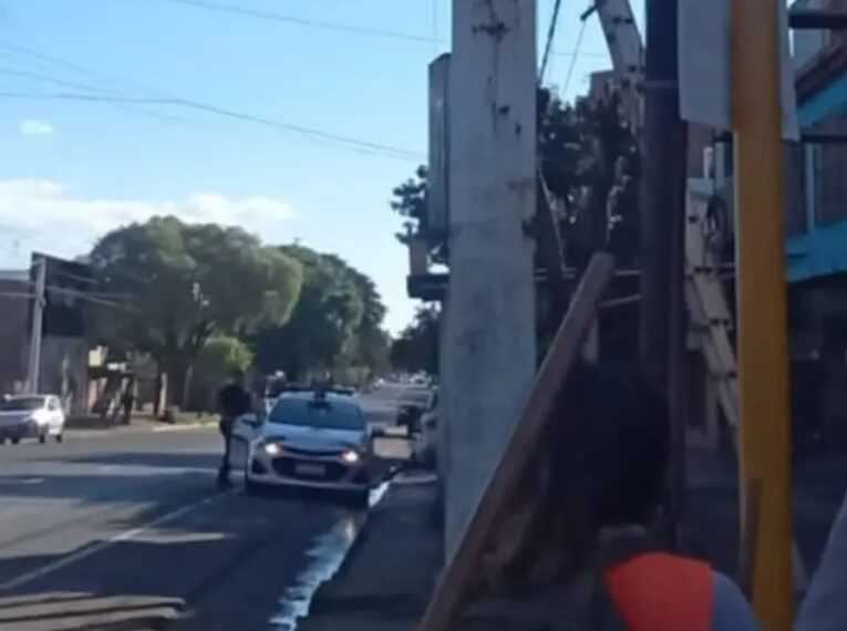 Murió electrocutado un operario de una empresa privada cuando colocaba un cartel de publicidad