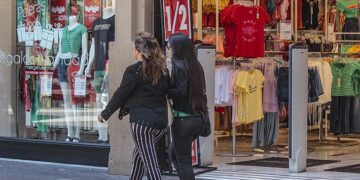 Las ventas minoristas cayeron por séptimo mes consecutivo: se vendió 3,2% menos que en junio