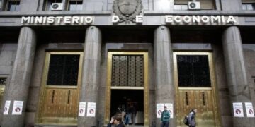 El Gobierno modificó el Presupuesto 2023 y amplió los gastos para pagar salarios, jubilaciones y afrontar deuda