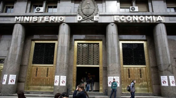 El Gobierno modificó el Presupuesto 2023 y amplió los gastos para pagar salarios, jubilaciones y afrontar deuda