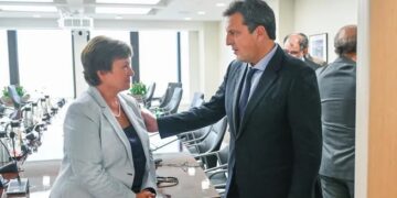 El FMI volvió a pedir al Gobierno ajuste en salarios públicos y jubilaciones y suba de tarifas