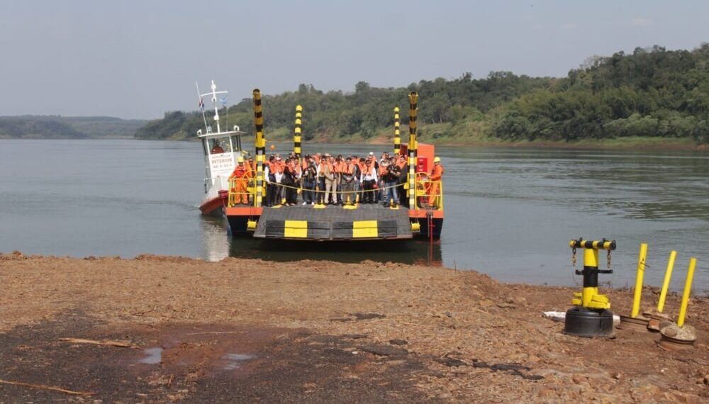 Comienza a funcionar la balsa internacional que une Eldorado y Mayor Otaño, Paraguay