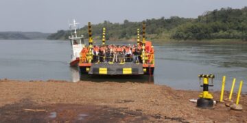 Comienza a funcionar la balsa internacional que une Eldorado y Mayor Otaño, Paraguay