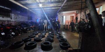 Contrabandista de neumáticos intentó colisionar un móvil policial para huir