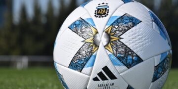 AFA presentó “Argentum 1893”, la nueva pelota del fútbol argentino con las tres estrellas