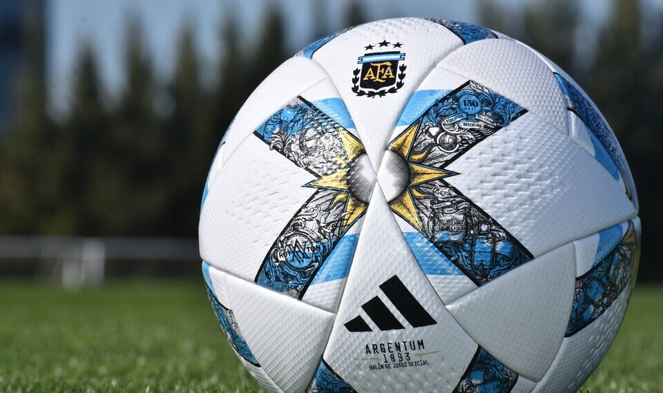 AFA presentó “Argentum 1893”, la nueva pelota del fútbol argentino con las tres estrellas