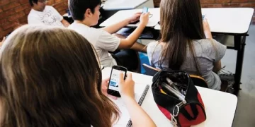 Cada vez más países prohíben el uso de celulares en los colegios