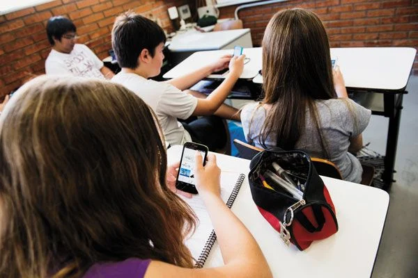 Cada vez más países prohíben el uso de celulares en los colegios
