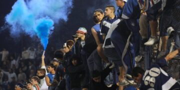 Tensión en Vélez: el presidente Rapisarda se tomó licencia y los jugadores se niegan a entrenar por las amenazas de la barra brava