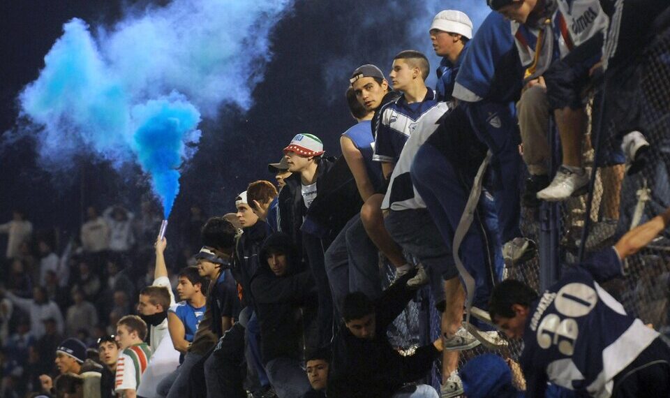 Tensión en Vélez: el presidente Rapisarda se tomó licencia y los jugadores se niegan a entrenar por las amenazas de la barra brava